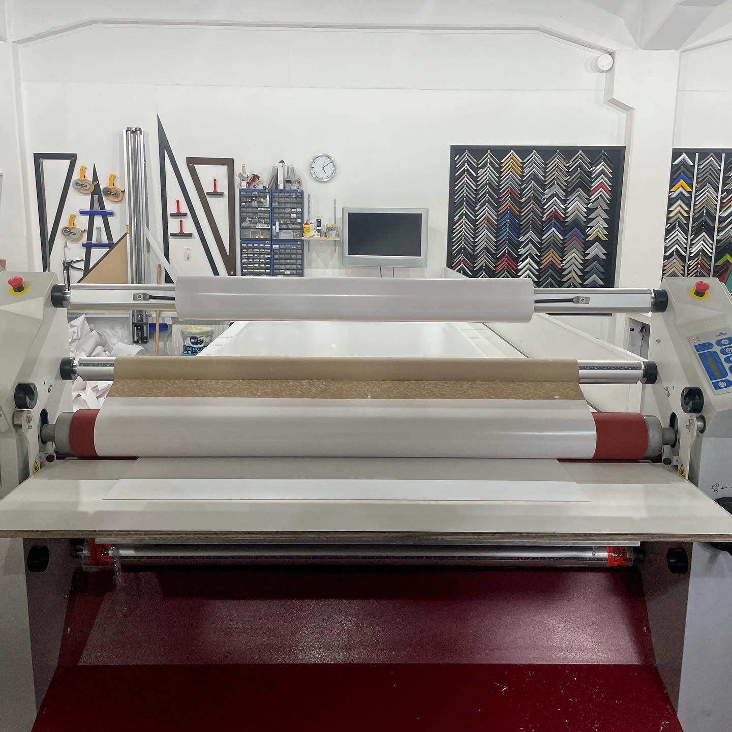 Foto van een wals waarmee materiaal belijmd wordt.